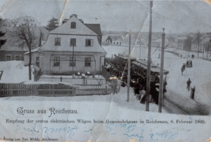 První tramvaj v Rychnově před bývalou radnicí
