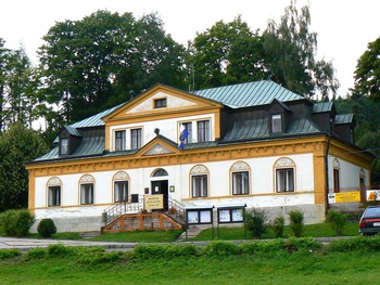 Das Morchensterner Schloss, einst Sitz des Morchensterner Herrschaft des Herrn Grafen Desfours – Walderode, heute Sitz des Kulturzentrums des Stadtamtes und des Stadtmuseums.